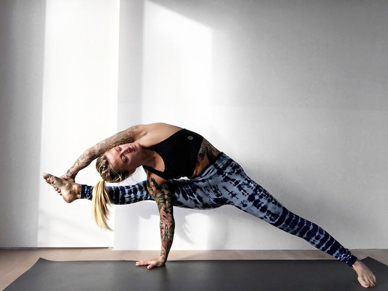 Jelena‘s KICK ASS YOGA Welt I