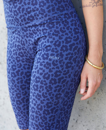 Yoga Biker Leo Flower Tencel™ Bio Baumwolle Kira - blau | color:blau | yoga damen biker leggings kira | tencel bio baumwolle | biker radler leo flower print | yoga damen bh nachhaltig