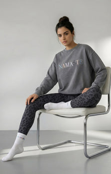 Yoga Boxy Sweater Vintage Namaste Bio Baumwolle Philia - grau | color:grau | yoga damen boxy sweater vintage namaste philia | bio baumwolle | yoga sweater vintage | yoga damen sweater nachhaltig