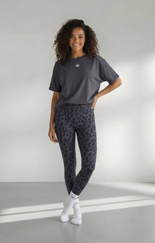 Yoga Boxy T-Shirt Cosmic Flow Bio Baumwolle Tencel™ Sora - grau | color:grau | yoga damen boxy shirt sora | bio baumwolle tencel | yoga shirt cosmic flow | yoga damen t-shirt nachhaltig