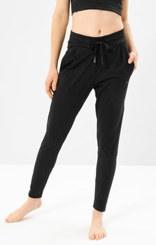 Yoga Basic Harem Pants Organic Cotton Hanna - black | color:schwarz | yoga damen basic harem pants hanna | bio baumwolle | yoga hose basic | yoga damen harem pants nachhaltig