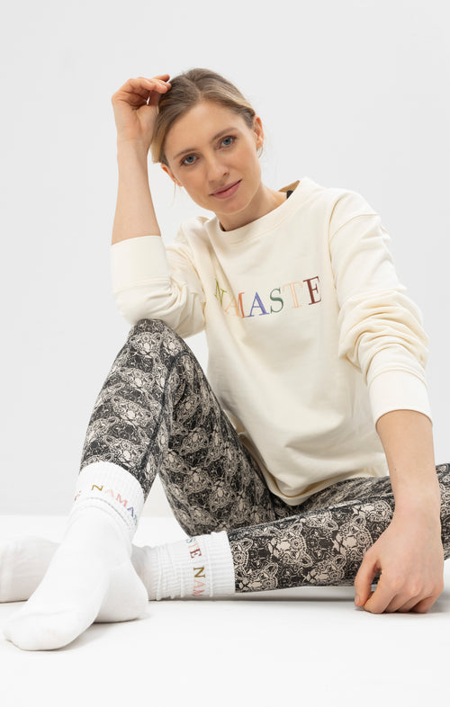 | color:weiß | yoga damen boxy sweatshirt namaste philia | bio baumwolle | sweatshirt namaste stick | yoga damen pullover nachhaltig