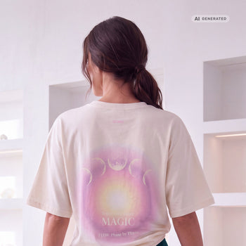 Yoga Boxy T-Shirt 2.0 Aura Bio Baumwolle Sora - weiß Yoga Boxy T-Shirt 2.0 Aura Bio Baumwolle Sora - weiß – AI GENERATED / KI-GENERIERT