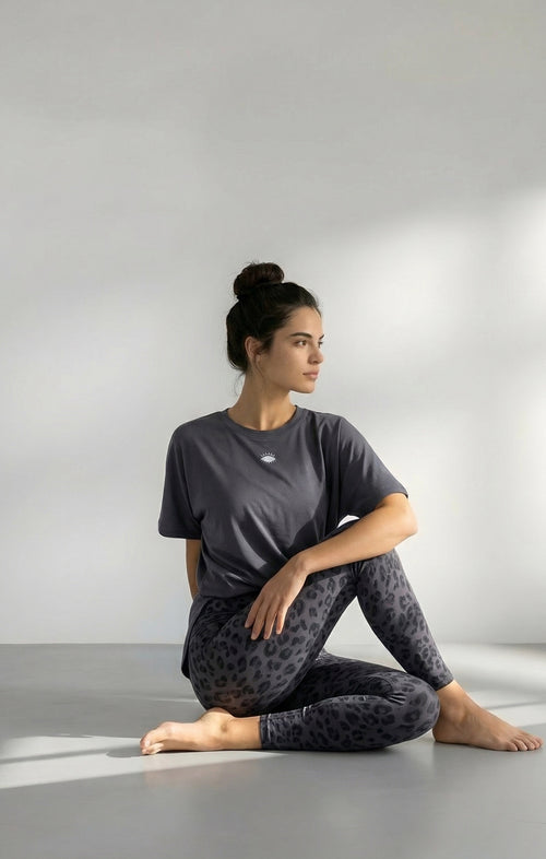 | color:grau | yoga damen boxy shirt sora | bio baumwolle tencel | yoga shirt cosmic flow | yoga damen t-shirt nachhaltig