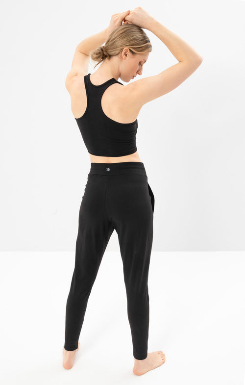 | color:schwarz | yoga damen basic harem pants hanna | bio baumwolle | yoga hose basic | yoga damen harem pants nachhaltig