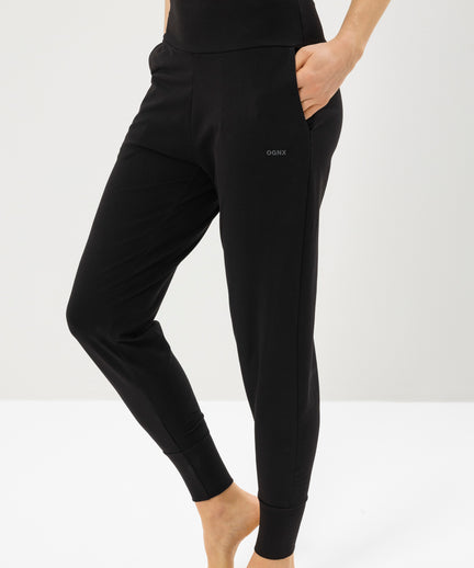 | color:schwarz | yoga damen basic lounge pants heli | bio baumwolle | yoga hose basic | yoga damen lounge pants nachhaltig