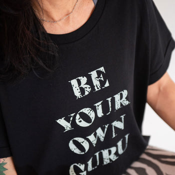 | color:schwarz |Yoga Boxy T-Shirt Be Your Own Guru by SOULYOGA Berlin 108 schwarz |bio baumwolle