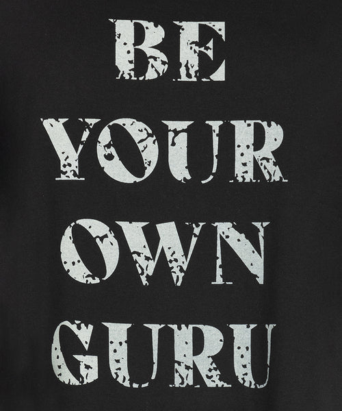 | color:schwarz |Yoga Boxy T-Shirt Be Your Own Guru by SOULYOGA Berlin 108 schwarz |bio baumwolle