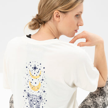 | color:weiß | yoga damen boxy t-shirt sora | bio baumwolle tencel | t-shirt moonlight leo moon | yoga damen t-shirt nachhaltig