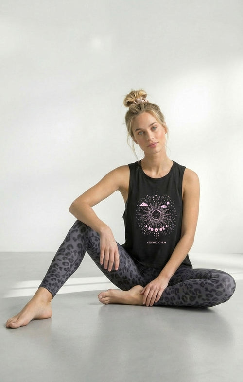 | color:grau | yoga damen boxy tank cosmic leopard | bio baumwolle tencel | yoga boxy tank top | yoga oberteil nachhaltig