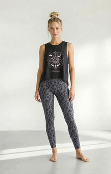 | color:grau | yoga damen boxy tank cosmic leopard | bio baumwolle tencel | yoga boxy tank top | yoga oberteil nachhaltig