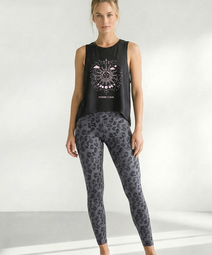 | color:grau | yoga damen boxy tank cosmic leopard | bio baumwolle tencel | yoga boxy tank top | yoga oberteil nachhaltig